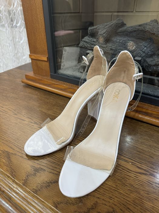 Босоножки на каблуке