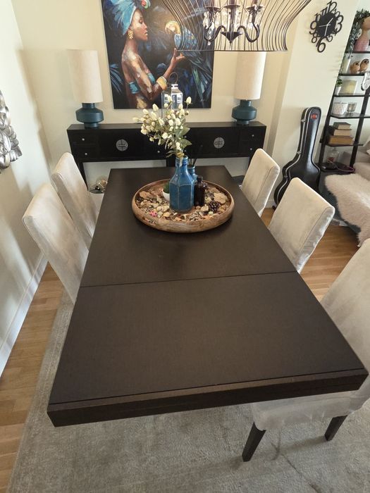 Mesa de madeira maciça extensível  e conjunto de 6 cadeirase 6 cadeiras