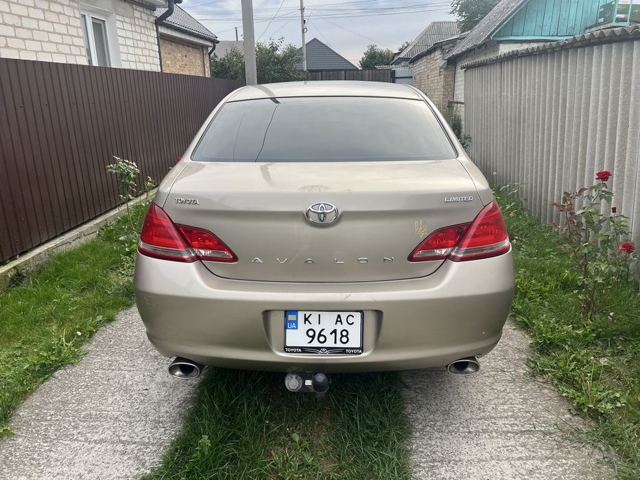 Легковий автомобіль тойота авалон