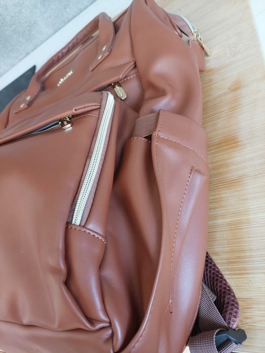 Mochila em pele sintética castanha – Prática e elegante