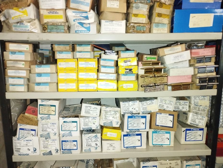 Ferragens (fechaduras,puxadores,anilhas)