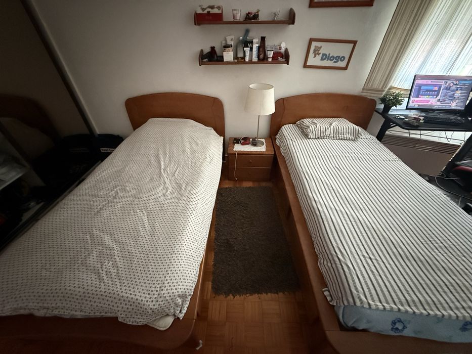 Duas camas de solteiros + 2 moveis