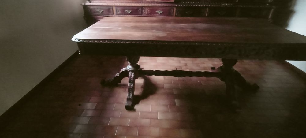 Mesa de jantar e oito cadeiras