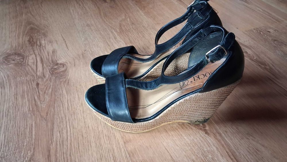 Sandałki Lasocki na koturnie