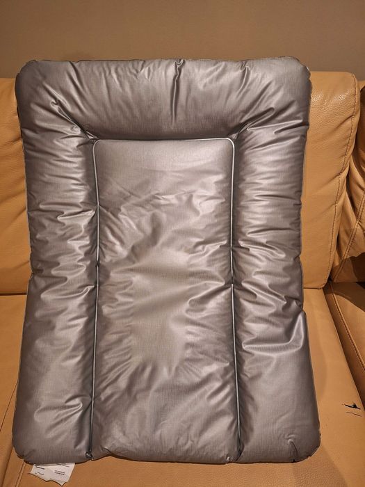 Cama com colchão e cómoda bebé