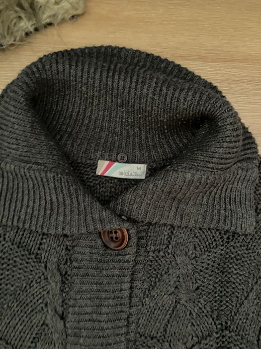 Długi sweter z kołnierzem