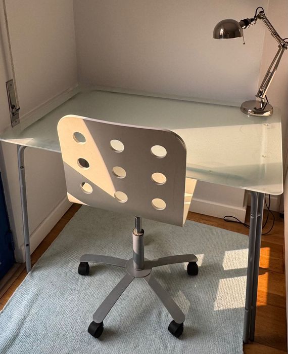 Mesa em vidro leitoso