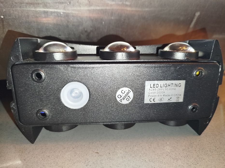 Lâmpada LED de exterior para colocar na parede.