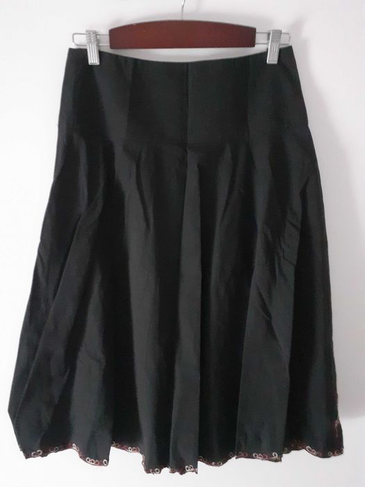 Saia bordada preta, nova com etiqueta