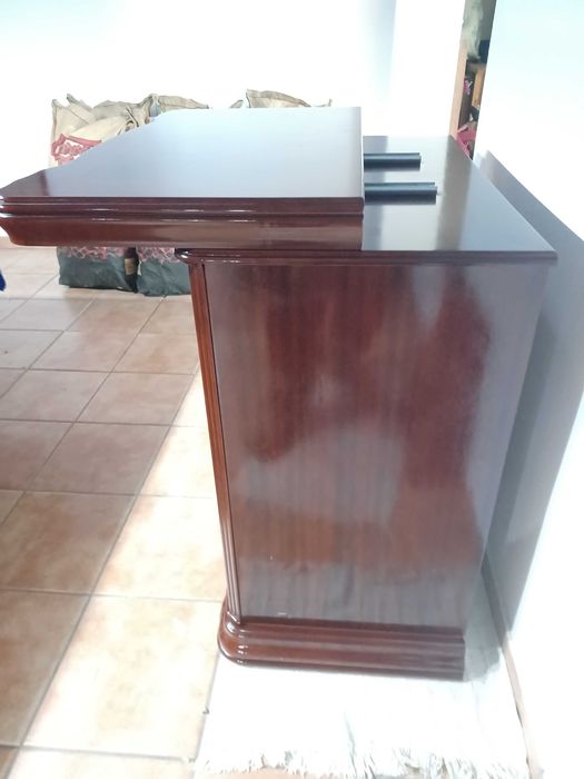 Móvel de televisão com tampo rotativo