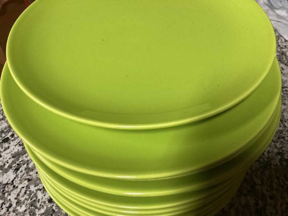 Pratos novos de vários tamanhos