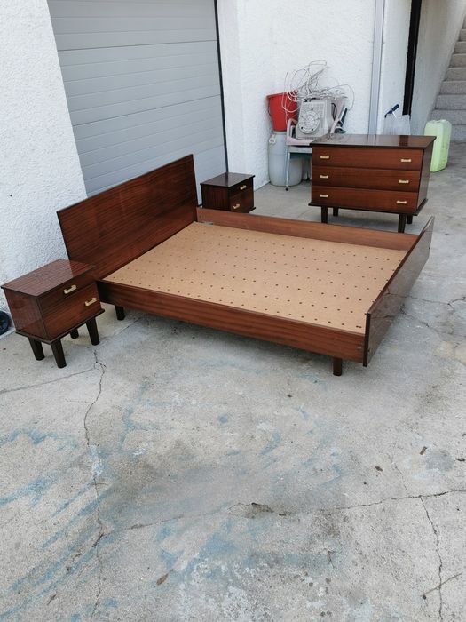 Cama de casal cómoda e 2 mesinhas de cabeceira