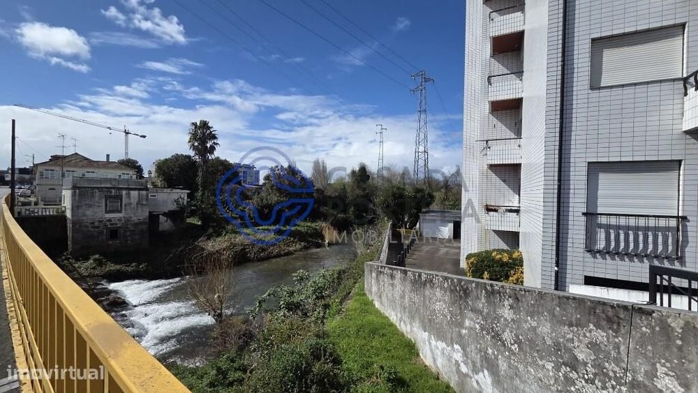Apartamento T2 com garagem, jardim privativo e excelente localização