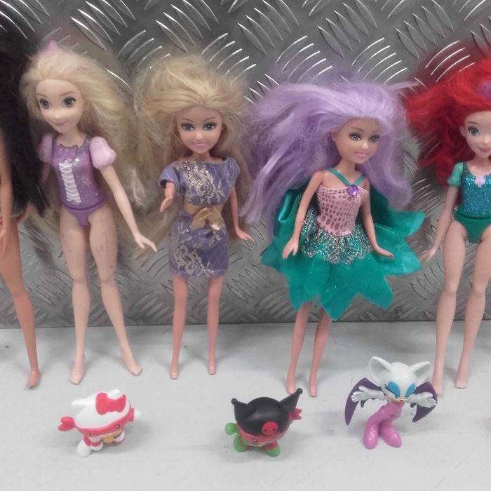 Bonecas e figurinos miniaturas.