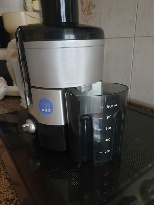 Maquina de fazer sumos Electric foi usada uma vez.
