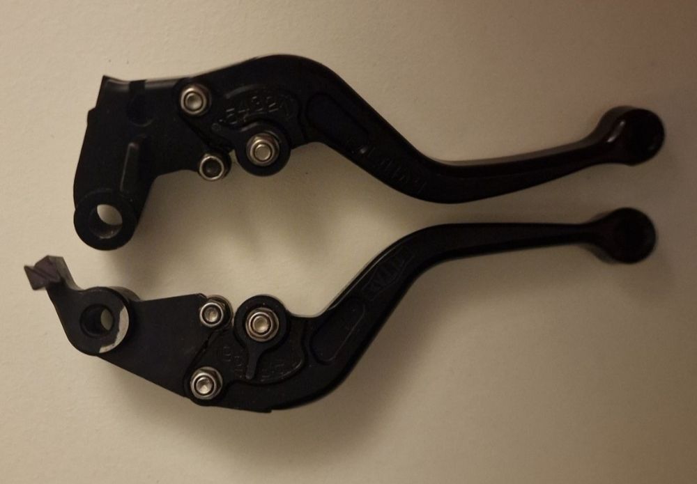 Manetes curtas Titax