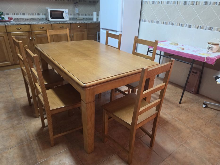 Mesa de Cozinha Extensível em Madeira Maciça  +  6 cadeiras