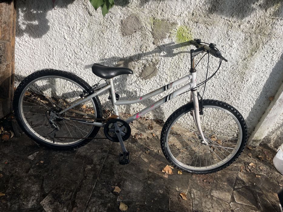 Bicicleta de adolescente por reparar