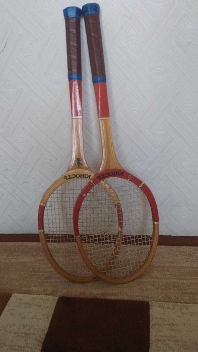 Ракетки для тениса с чехлом.