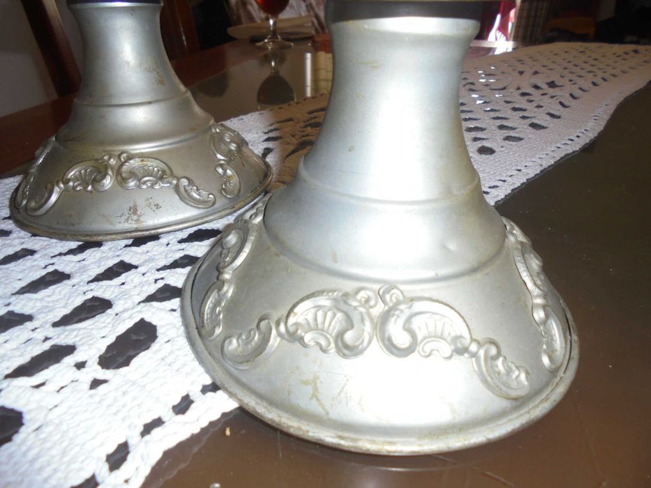 terrina melalica de decoração com 2 candelabros  e napron em renda
