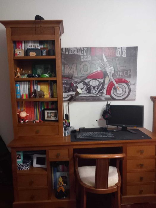 Mobília de solteiro em Madeira de Carvalho seminova