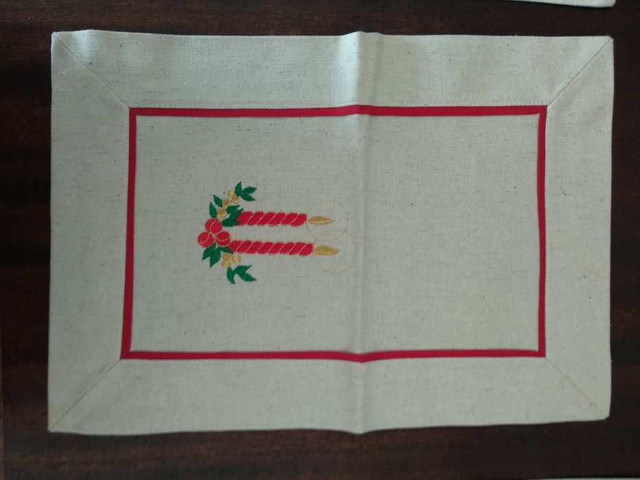 Naperons de Natal com detalhe de Velas e Azevinho