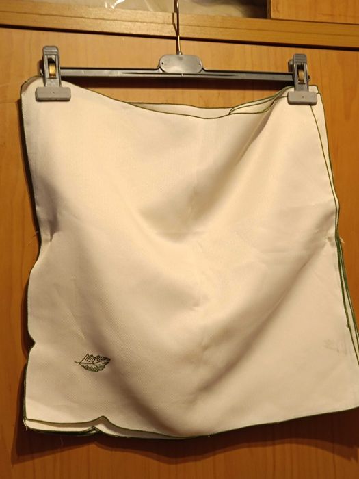 Set of 12 brand-new napkins: 44x44 cm in cream and 40x40 cm