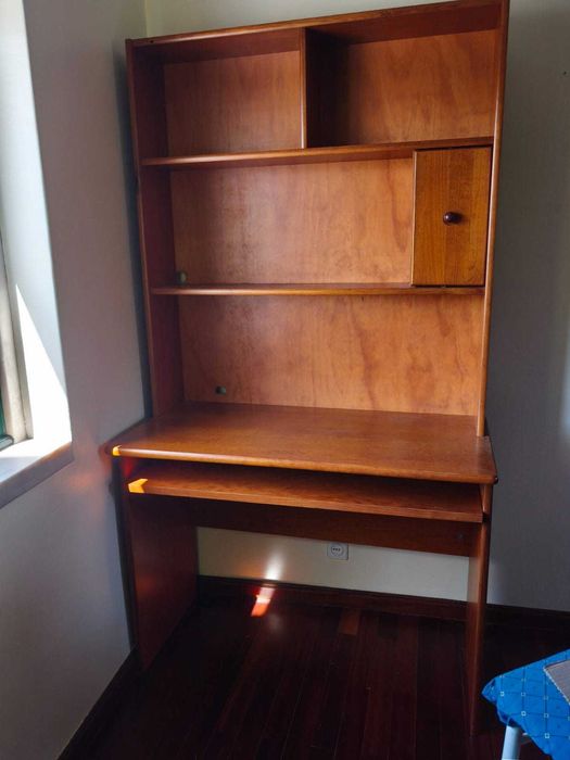 Secretária estante com prateleira para PC