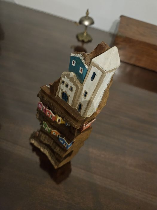 Pequena estatua em casca de árvore