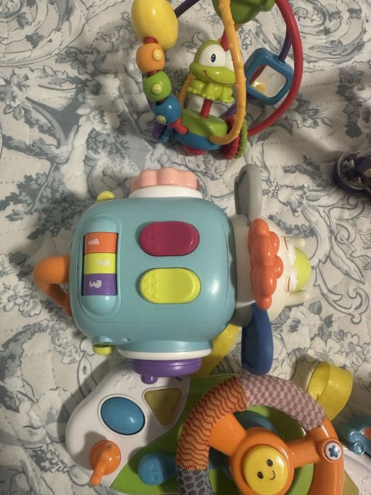 Лот іграшок бізікуб трикутник , слоненя , жираф, кермо на візочок