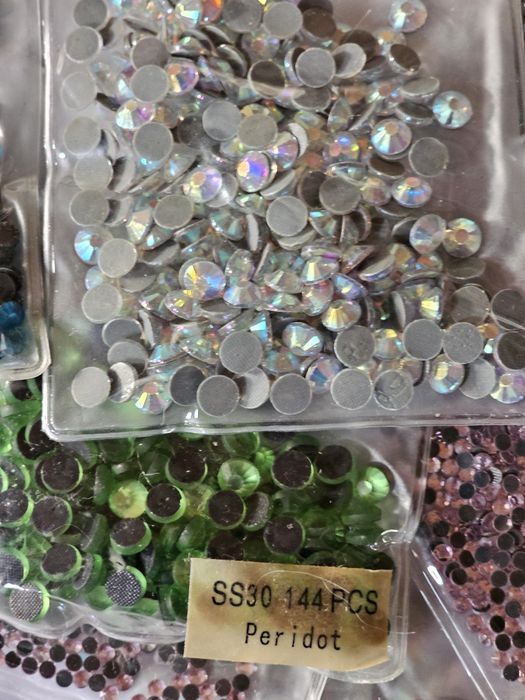 Strass hotfix vários tamanhos e côres