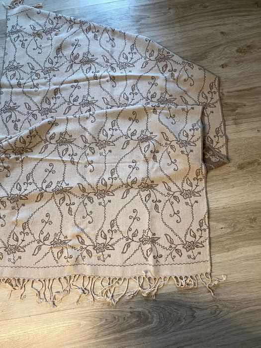 Szal z frędzlami 145x 70 cm