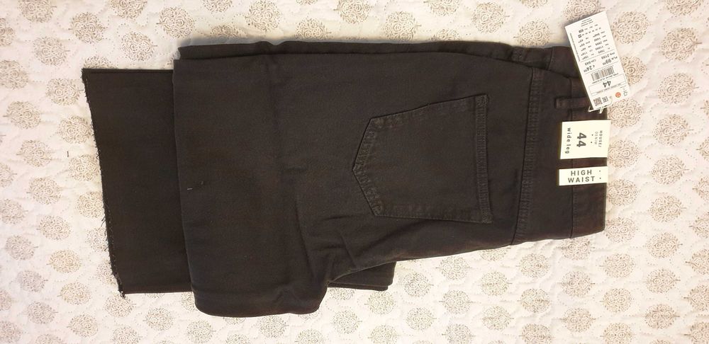 NOWE!!. Jeansy czarne, dzwony. Super!!.