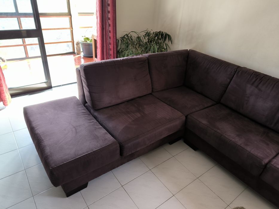 Sofá de canto com chaise lateral marca Stoffus