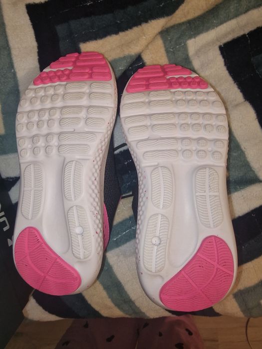Продаються жіночі кросівки
