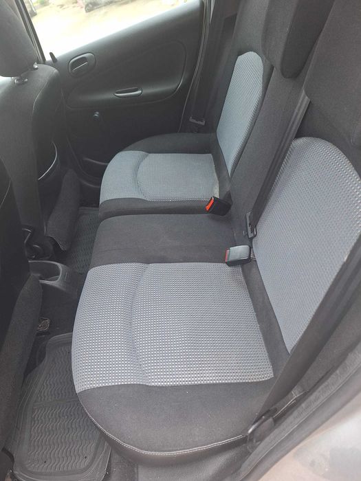 Carrinha citadina, 1.4 HDI , económica, prática, confortável, de fácil condução.
