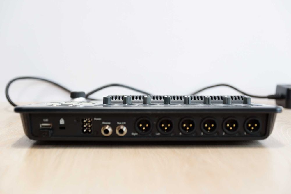 Цифровий мікшерний пульт QSC TouchMix-8