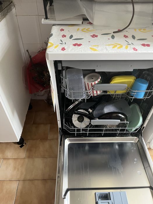 Vendo essa maquina de loiça por motivo de modança. Ela um ano de uso e tem recibo e garantia.