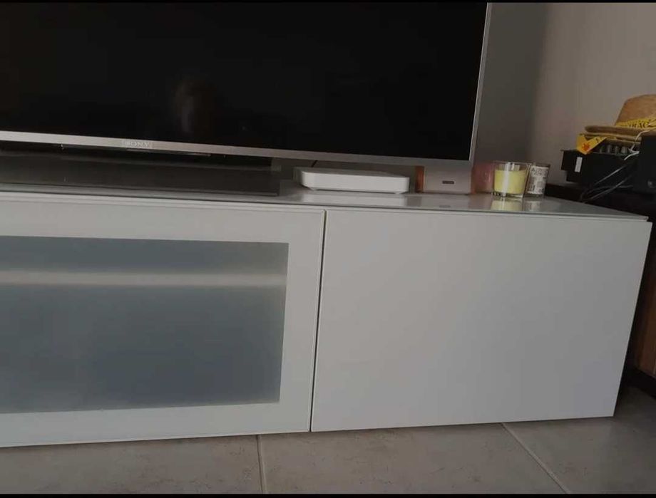 Móvel de sala, suporte de televisão com vidro 180x40, IKEA BESTA, tem problema