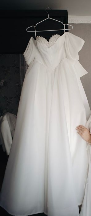 Весільна сукня, одгягнена один раз.