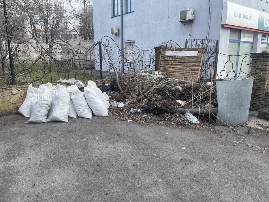 Вывоз мусора  хлама  уборка участка