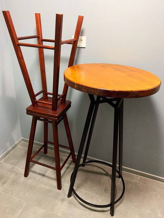 Добротный, кухонный комплект: барный стол и стулья; барні стільці/стіл