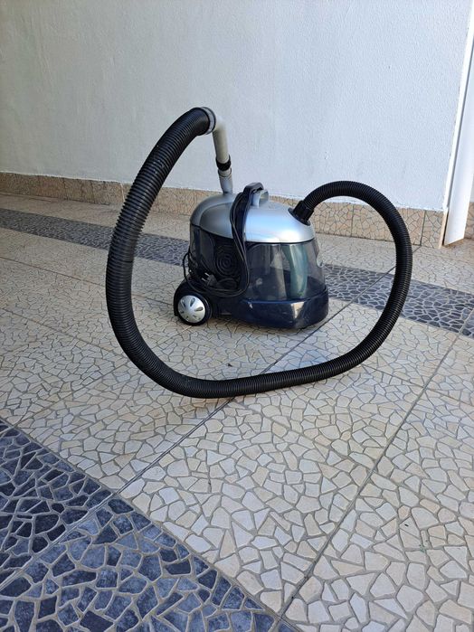 Belo aspirador em que o filtro é agua