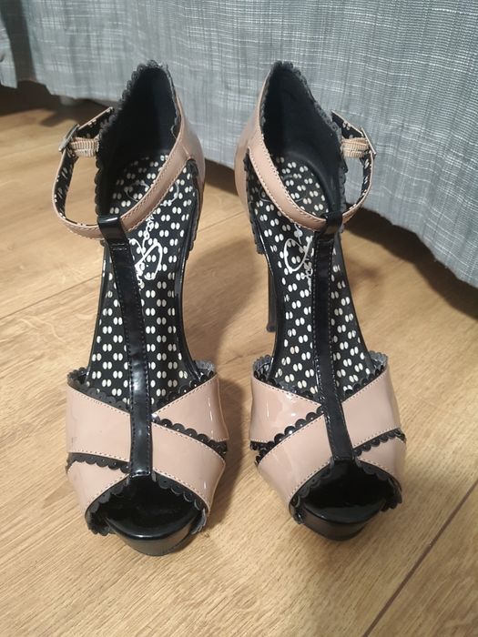 Wysokie eleganckie szpilki