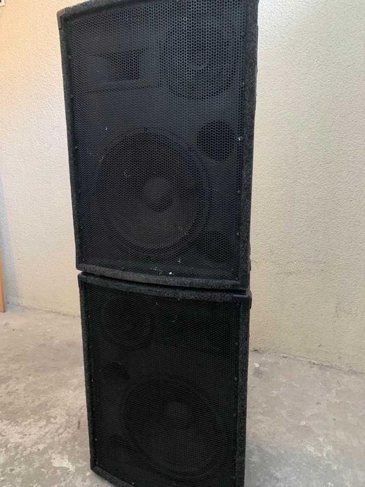 Продам колонки, музыкальный пульт, микрофоны в комплекте