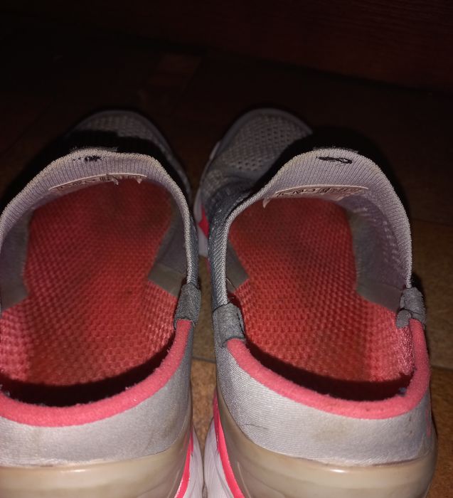 Лёгкие кроссовки в сеточку дырочку серые спортивные без шнурков