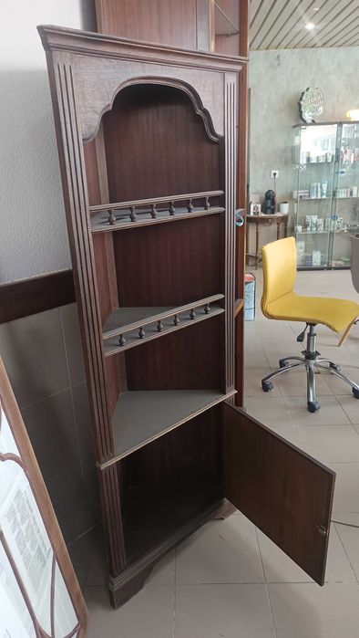 Armário de canto em madeira