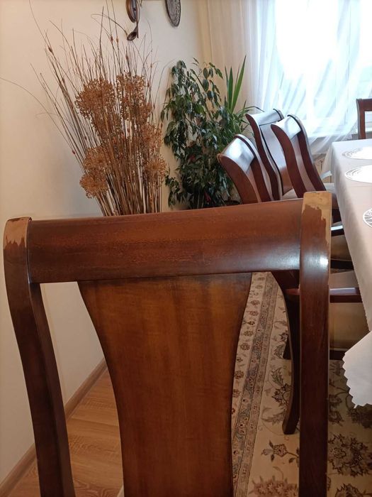 Wygodne drewniane krzesła