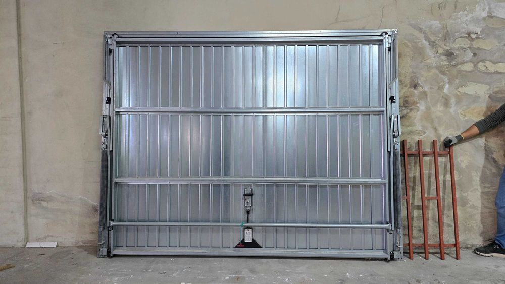 2 Portões Basculantes de Garagem