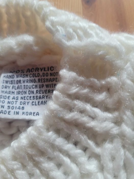 Biały sweter z pastelowym wzorem